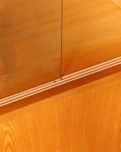 Hauptstadt Möblerei Hellerau Vitrine Modell 602 von Franz Ehrlich mit Holzmaserung und Glasschiebetüren