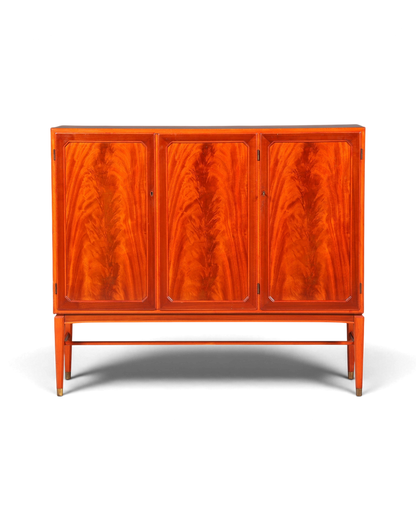Hauptstadt Möblerei Mid Century Highboard aus massivem Holz mit drei Türen und eleganter Maserung im Vintage Stil