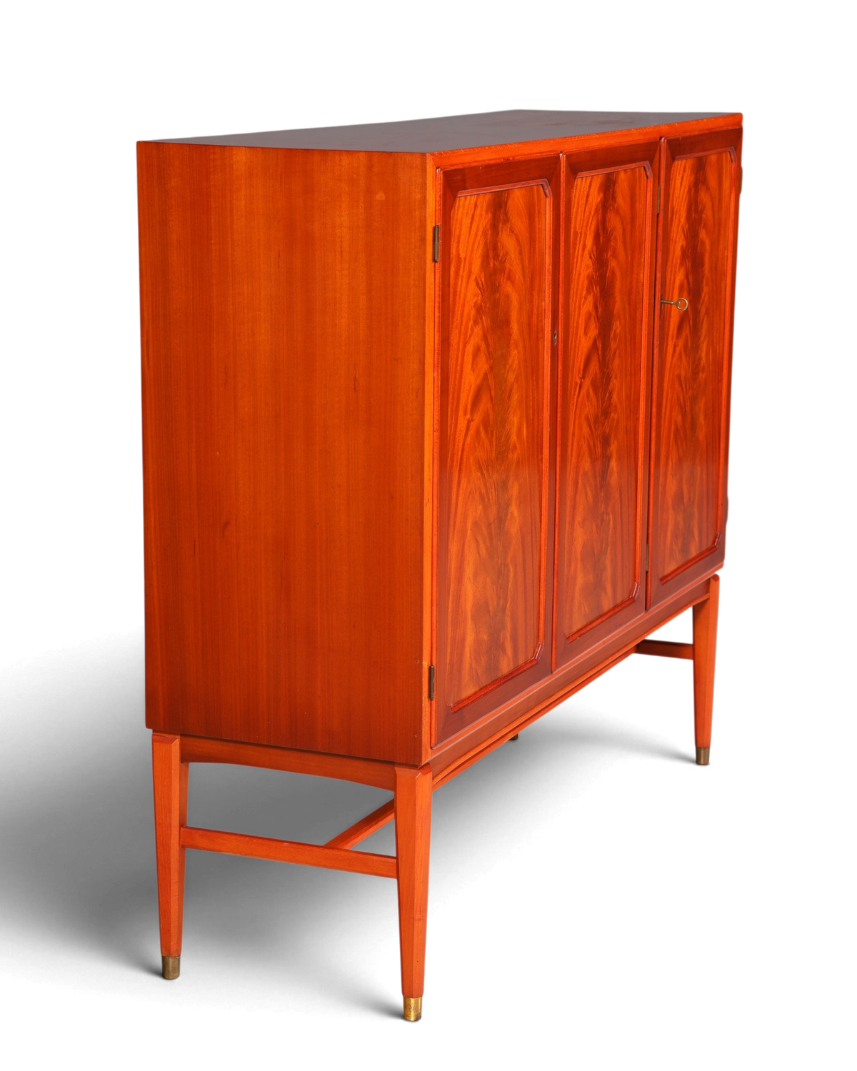 Hauptstadt Möblerei Mid Century Highboard aus massivem Holz mit drei Türen im skandinavischen Vintage-Stil der 60er