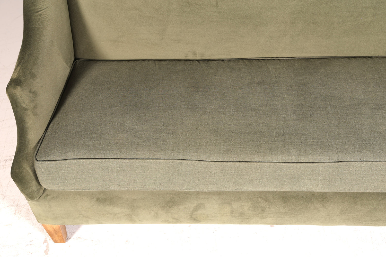 Wunderschönes Loberon Ohrenbackensofa Modell Ombra Antikgrün Samt Sofa 2-Sitzer Ohrensofa Retro Mangoholz
