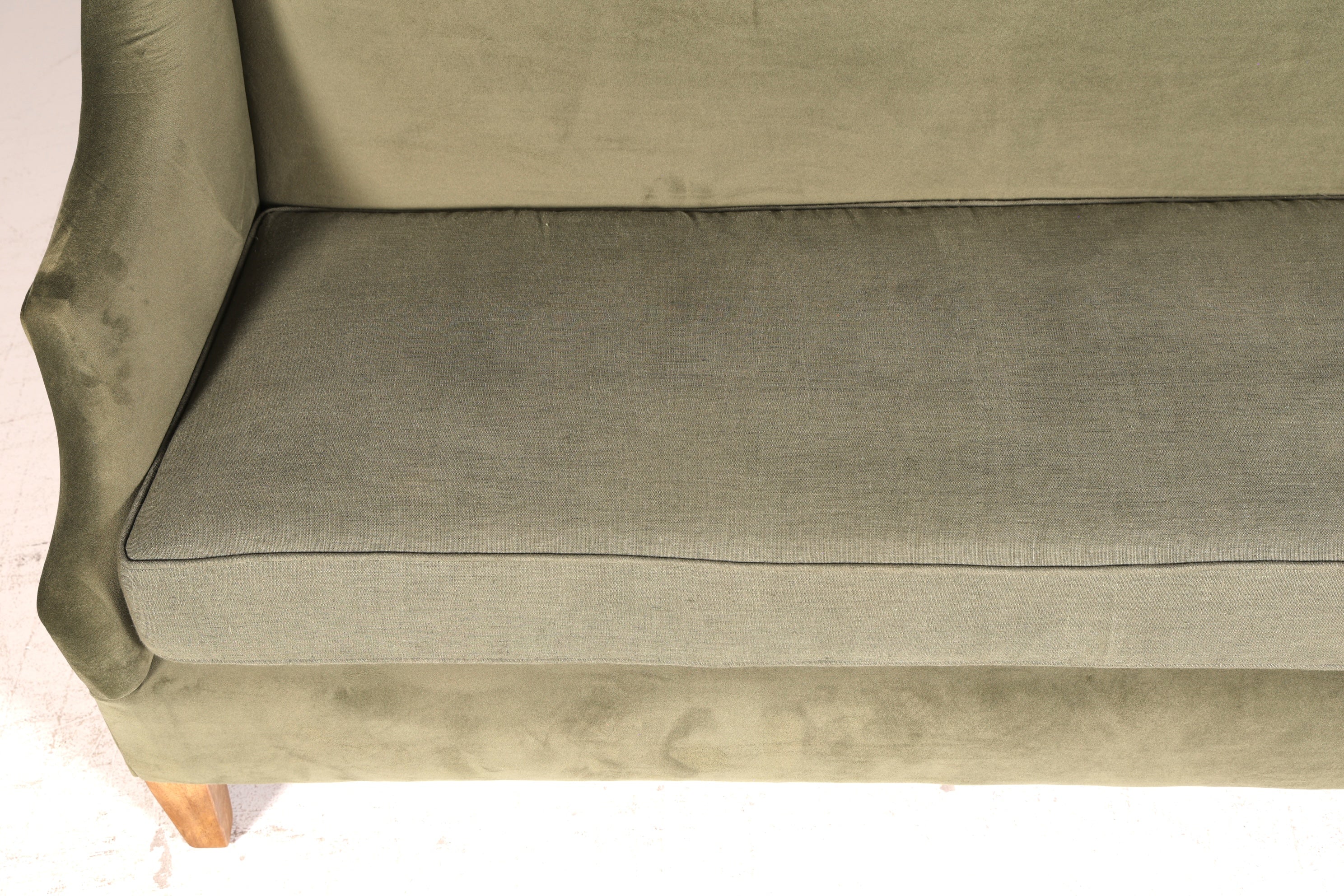 Wunderschönes Loberon Ohrenbackensofa Modell Ombra Antikgrün Samt Sofa 2-Sitzer Ohrensofa Retro Mangoholz