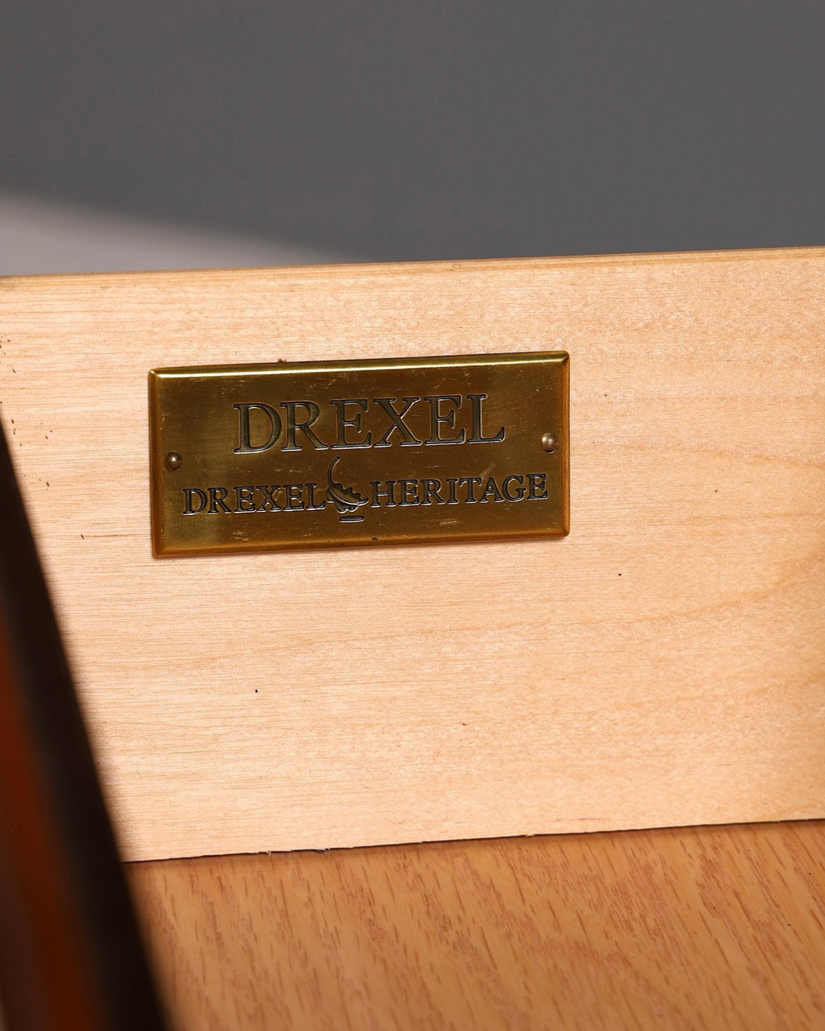 Hauptstadt Möblerei Drexel Heritage Messingschild an einer massiven Echtholzschublade im Antik-Stil