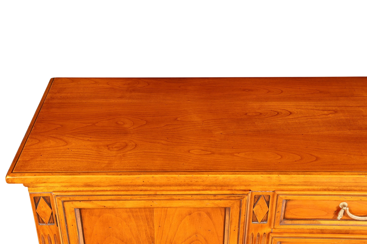 Hauptstadt Möblerei Selva Sideboard Villa Borghese aus massivem Holz mit antiker Maserung und dekorativen Details