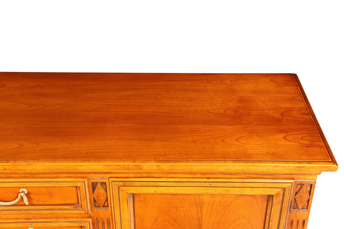 Hauptstadt Möblerei Selva Sideboard Villa Borghese aus massivem Holz im antiken Stil mit dekorativen Details