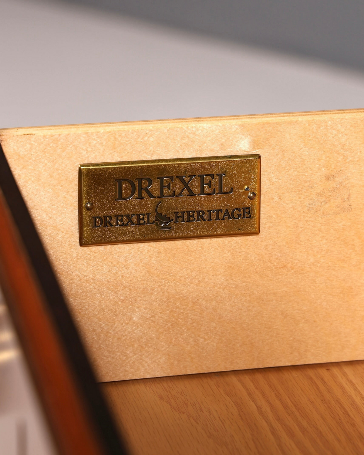 Hauptstadt Möblerei Drexel Heritage Messingschild im Inneren einer hochwertigen Echtholz Kommode