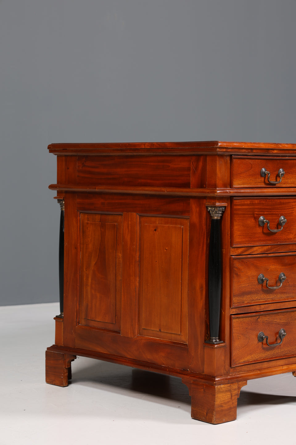 Stilvoller Englischer Biedermeier Stil Schreibtisch echt Holz echt Lederauflage Bürotisch Antik Stil Desk