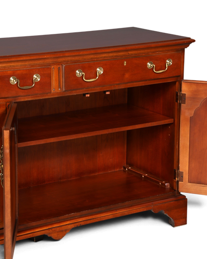 Hauptstadt Möblerei Drexel Heritage Sideboard aus dunklem Holz im Antik-Stil mit Messingbeschlägen und offenem Fach