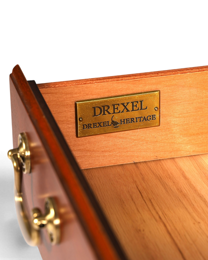 Hauptstadt Möblerei Drexel Heritage Messingschild in einer hochwertigen Holzschublade mit antikem Griff