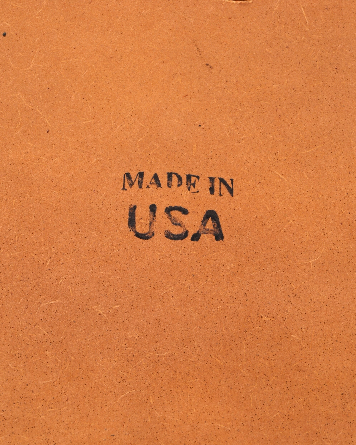 Hauptstadt Möblerei H821 Finish Oberfläche mit schwarzem Made in USA Stempel auf braunem Holzwerkstoff