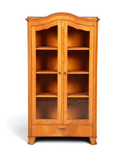 Hauptstadt Möblerei Biedermeier Vitrine aus massivem Weichholz mit Glastüren und Schublade im Landhausstil