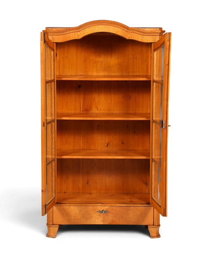 Hauptstadt Möblerei Biedermeier Vitrine aus massivem Weichholz mit Glastüren und Schublade im Landhausstil