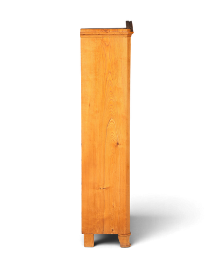 Hauptstadt Möblerei Biedermeier Vitrine aus massivem Weichholz in heller Holzoptik, Seitenansicht