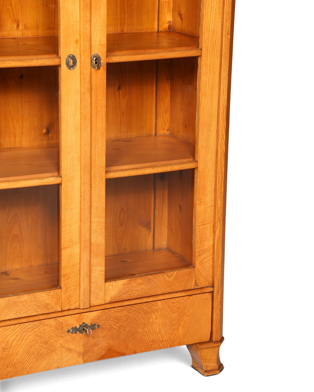 Hauptstadt Möblerei Biedermeier Vitrine aus massivem Weichholz mit Glastüren und Schublade im Landhausstil