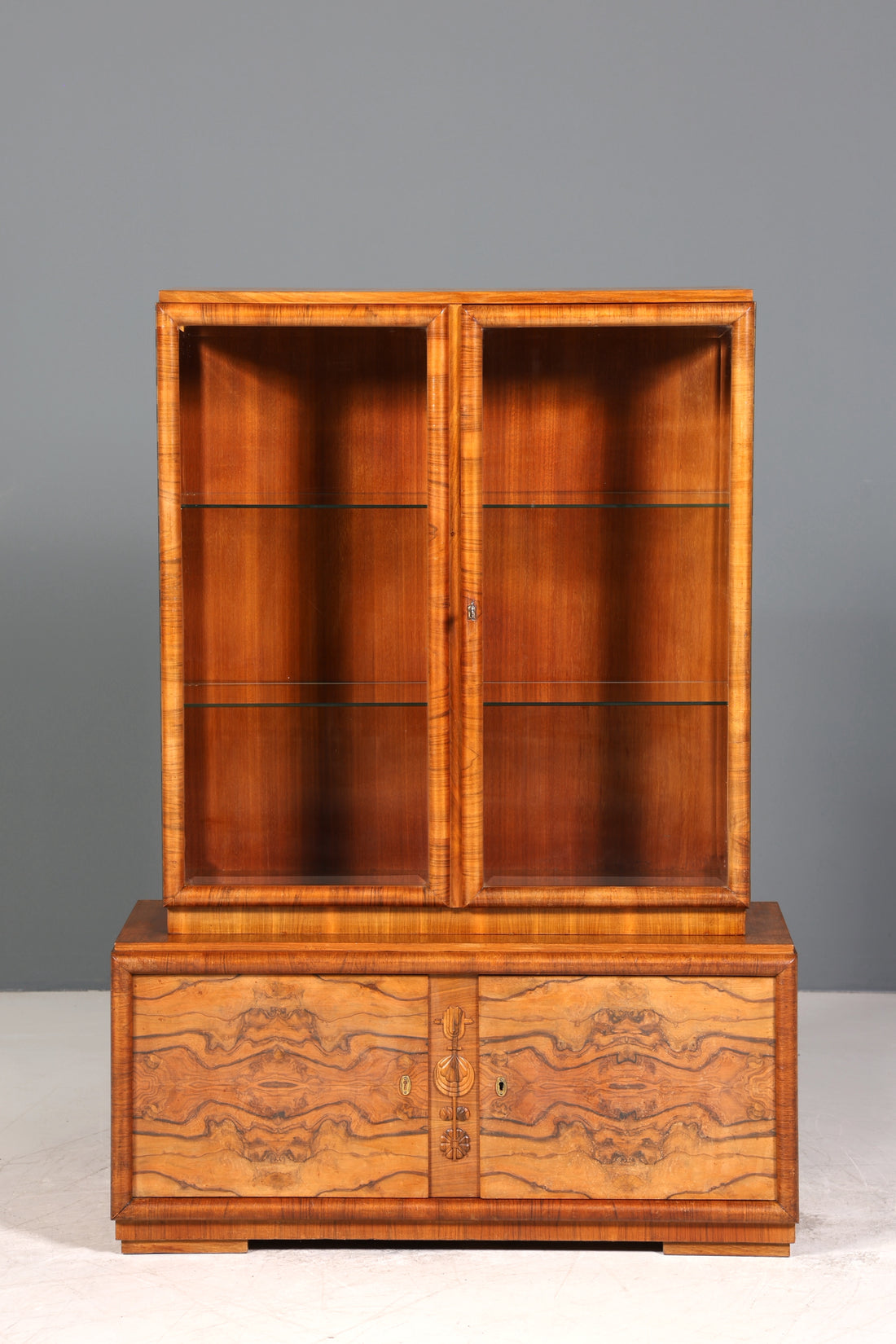 Wunderschöne Art Deco Vitrine Nussbaum Vitrine massiv Holz Antik Schrank