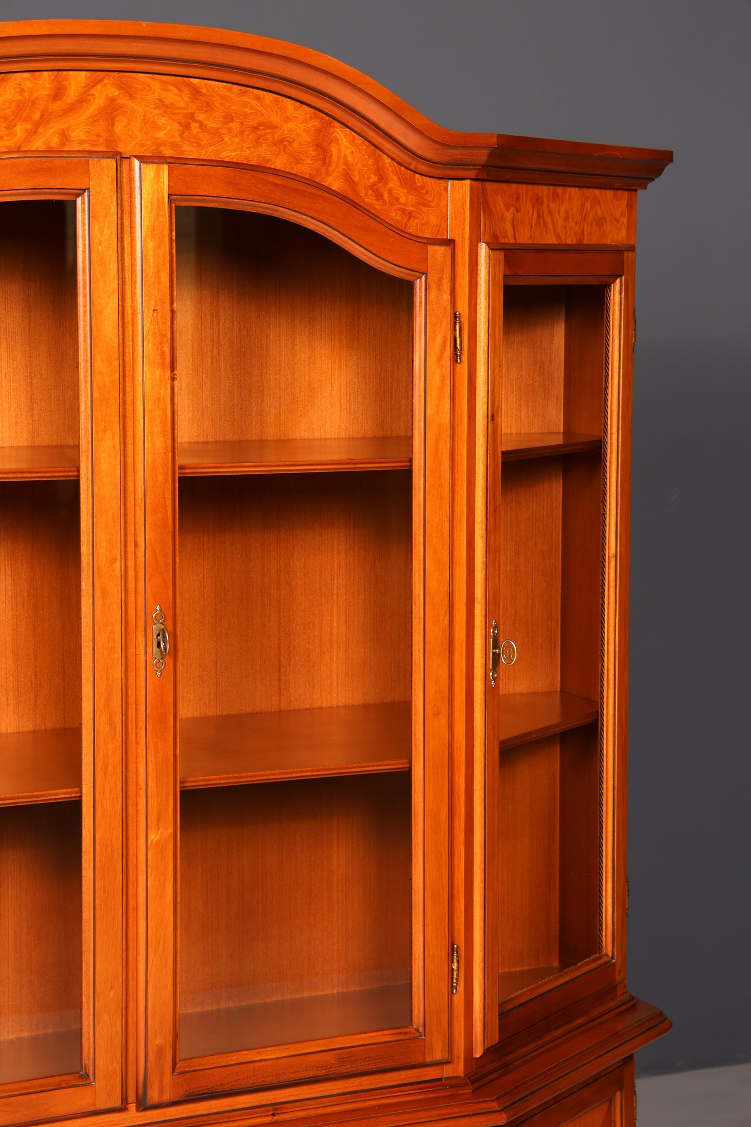 Traumhafte Original Selva Vitrine Antik Stil massiv Holz Buffet Schrank Bibliothek