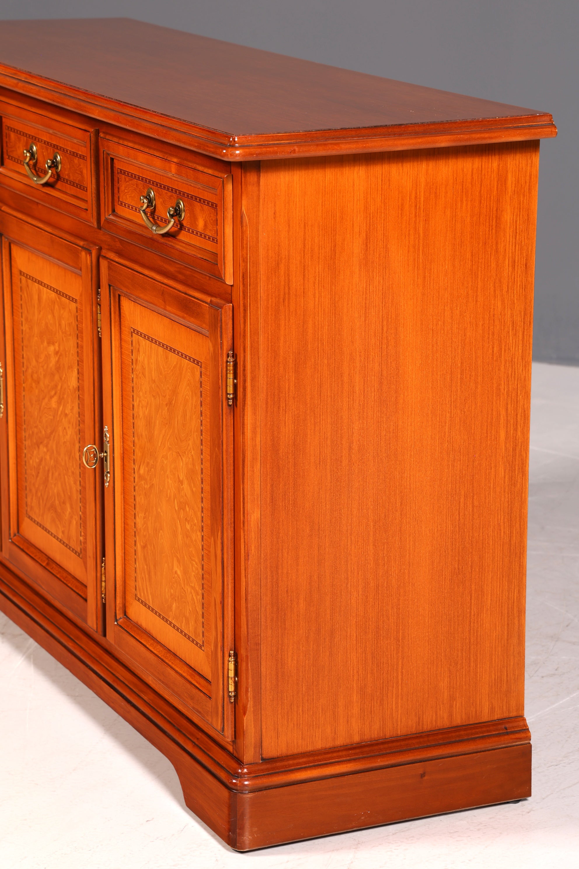 G441 Finish Wunderschönes Englisches Sideboard Eibe Schrank Antik Stil Buffetschrank Kommode (Kopie)