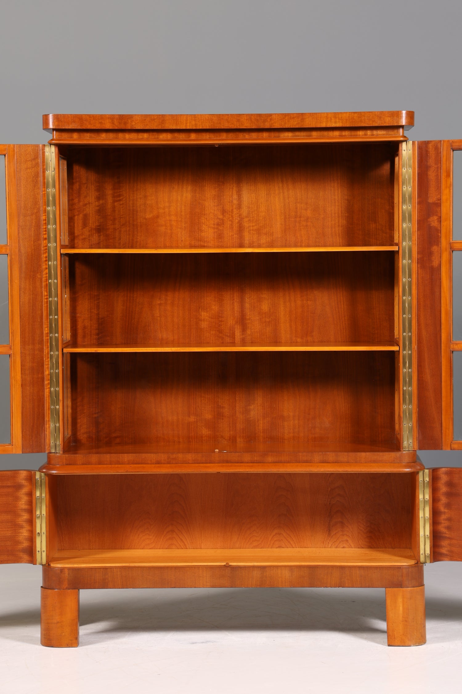 Wunderschöne Art Deco Vitrine Nussbaum Vitrine massiv Holz Antik Schrank Geschirrschrank