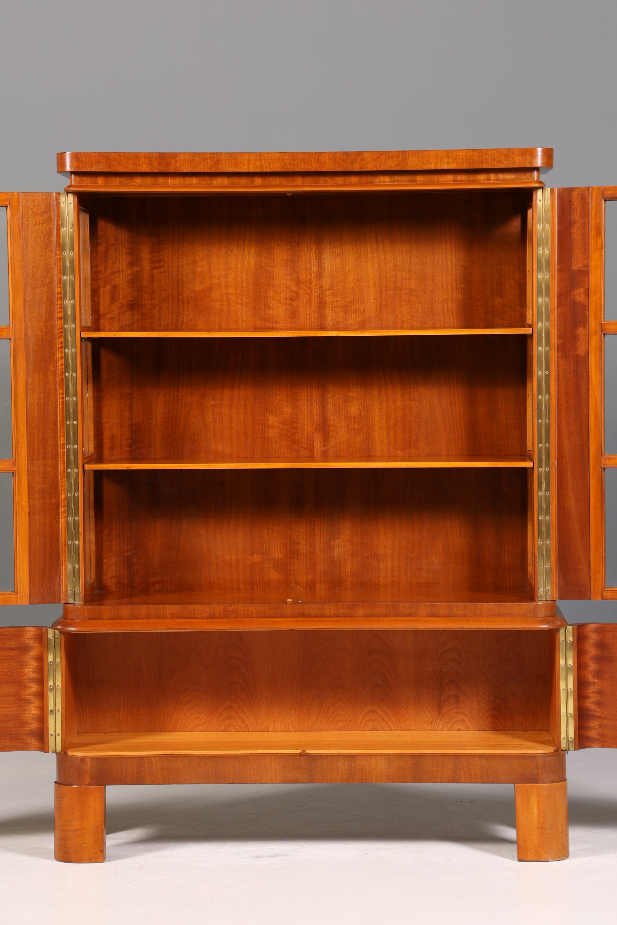 Wunderschöne Art Deco Vitrine Nussbaum Vitrine massiv Holz Antik Schrank Geschirrschrank
