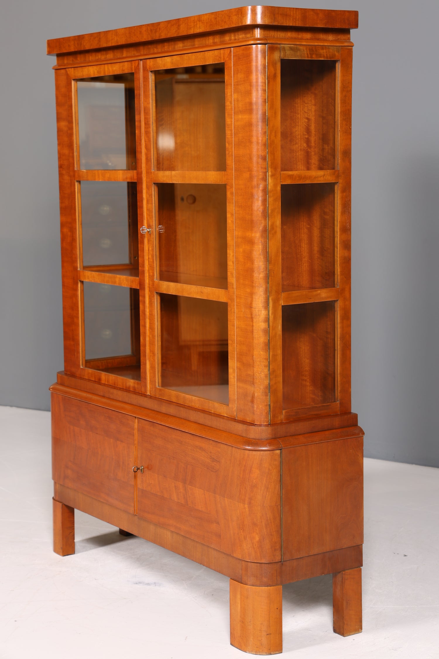 Wunderschöne Art Deco Vitrine Nussbaum Vitrine massiv Holz Antik Schrank Geschirrschrank