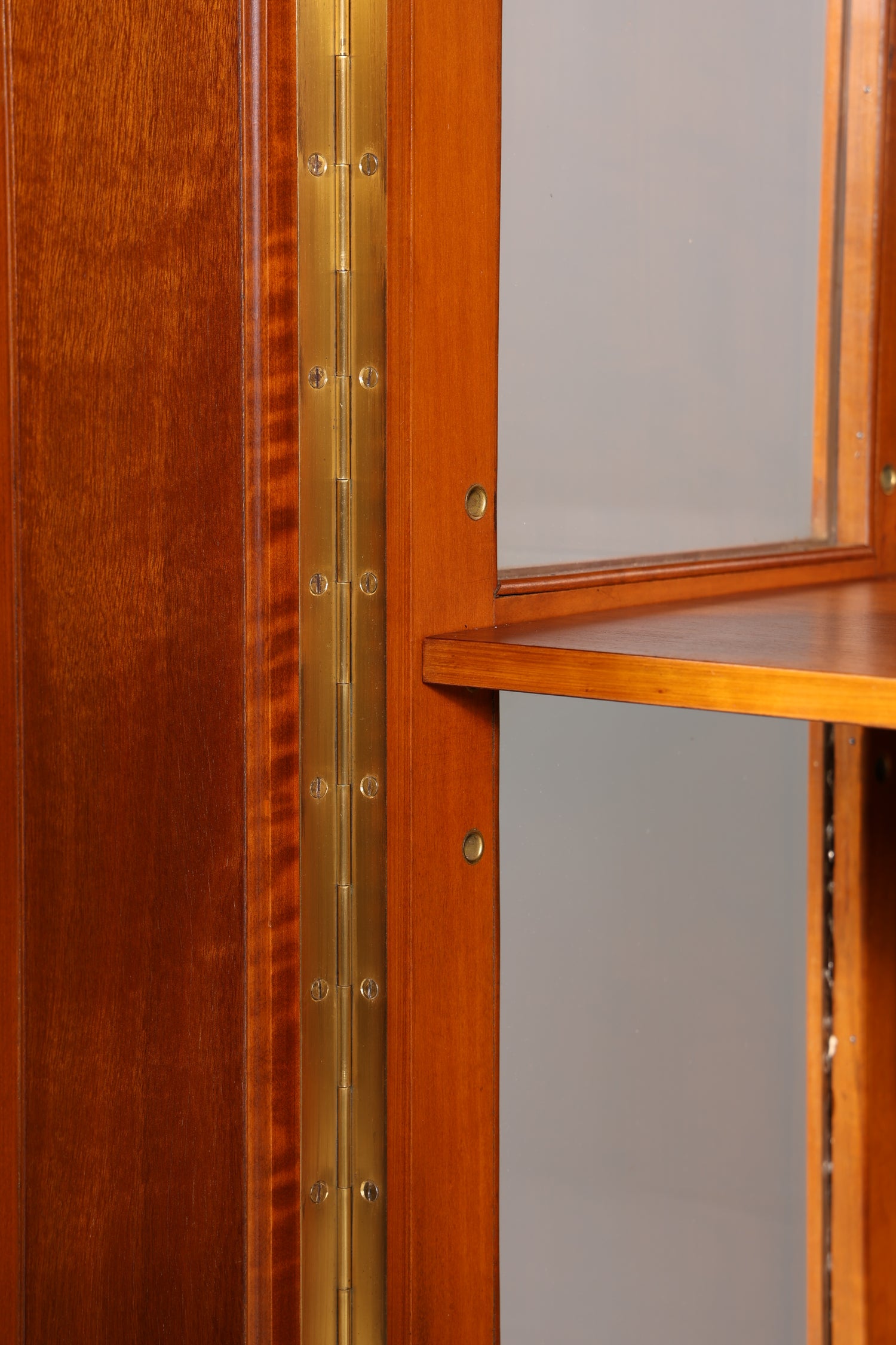 Wunderschöne Art Deco Vitrine Nussbaum Vitrine massiv Holz Antik Schrank Geschirrschrank