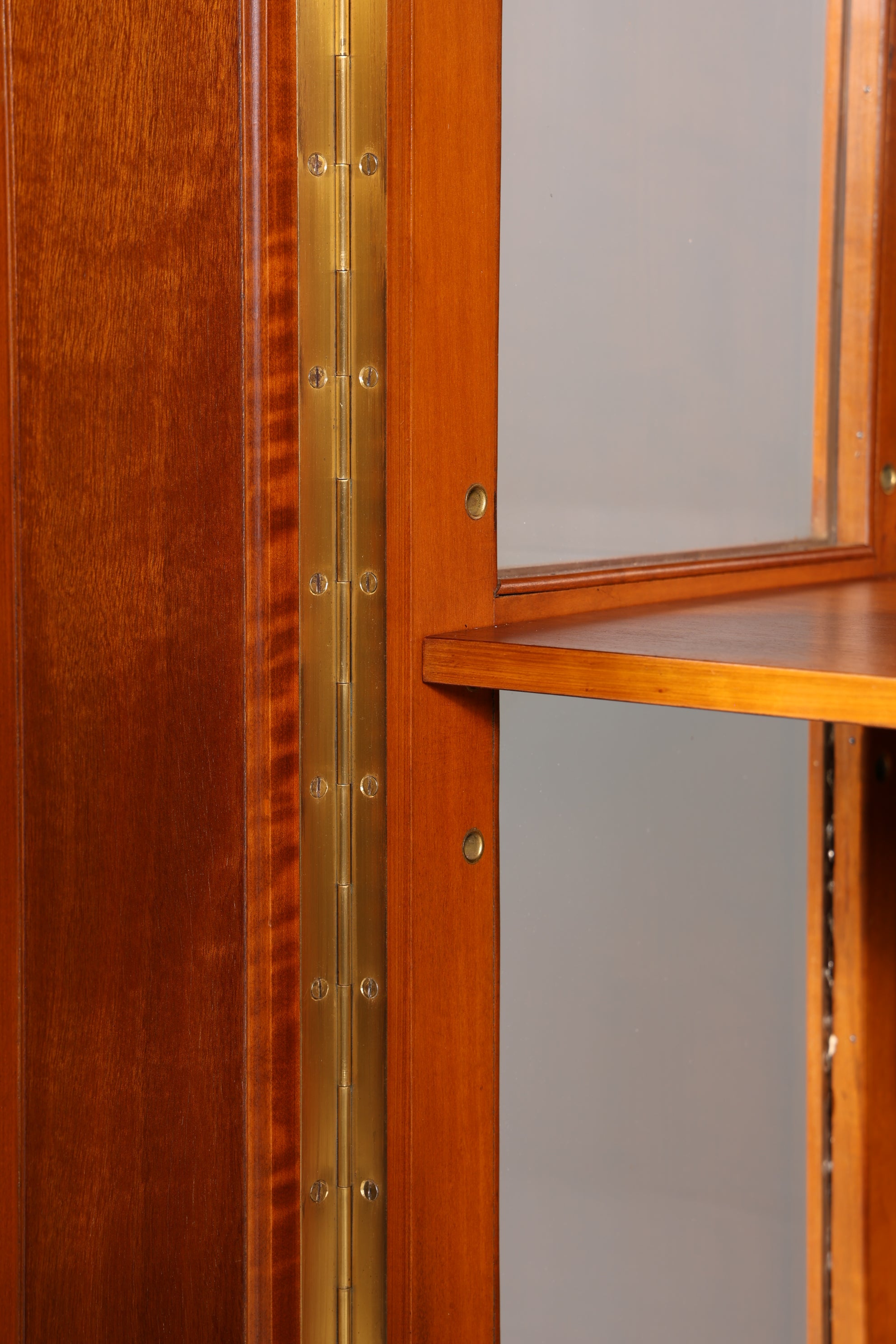 Wunderschöne Art Deco Vitrine Nussbaum Vitrine massiv Holz Antik Schrank Geschirrschrank