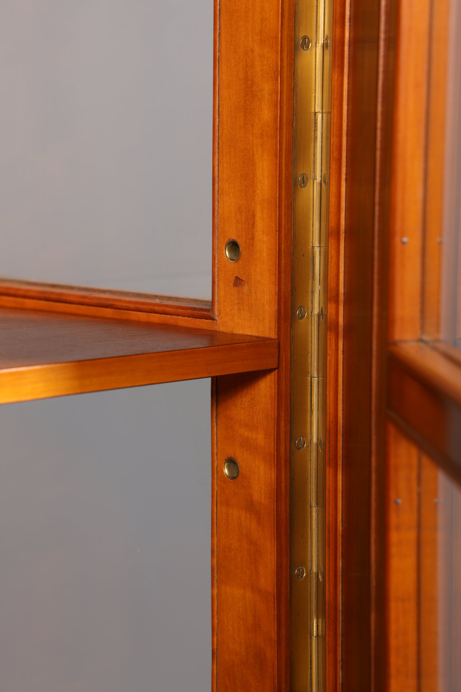 Wunderschöne Art Deco Vitrine Nussbaum Vitrine massiv Holz Antik Schrank Geschirrschrank
