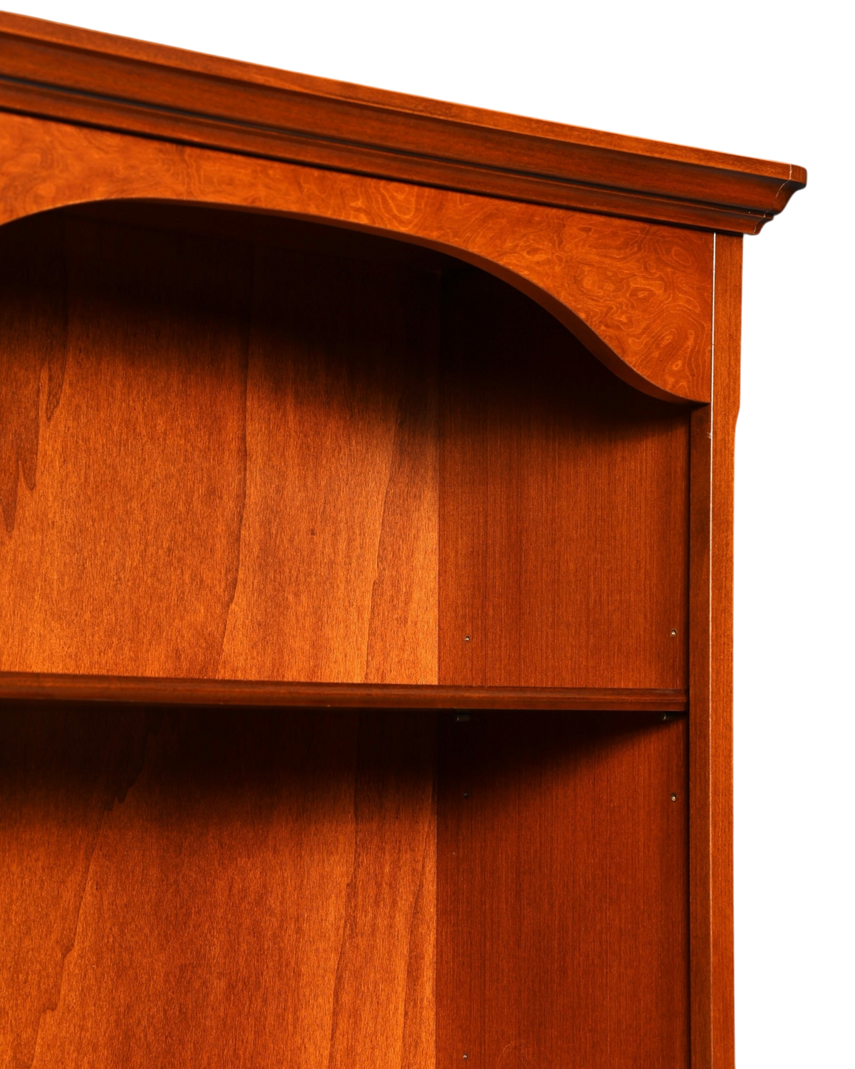Hauptstadt Möblerei H860 Regal in warmem Selva-Holzton mit klassischem Bogen-Design und sichtbarer Maserung