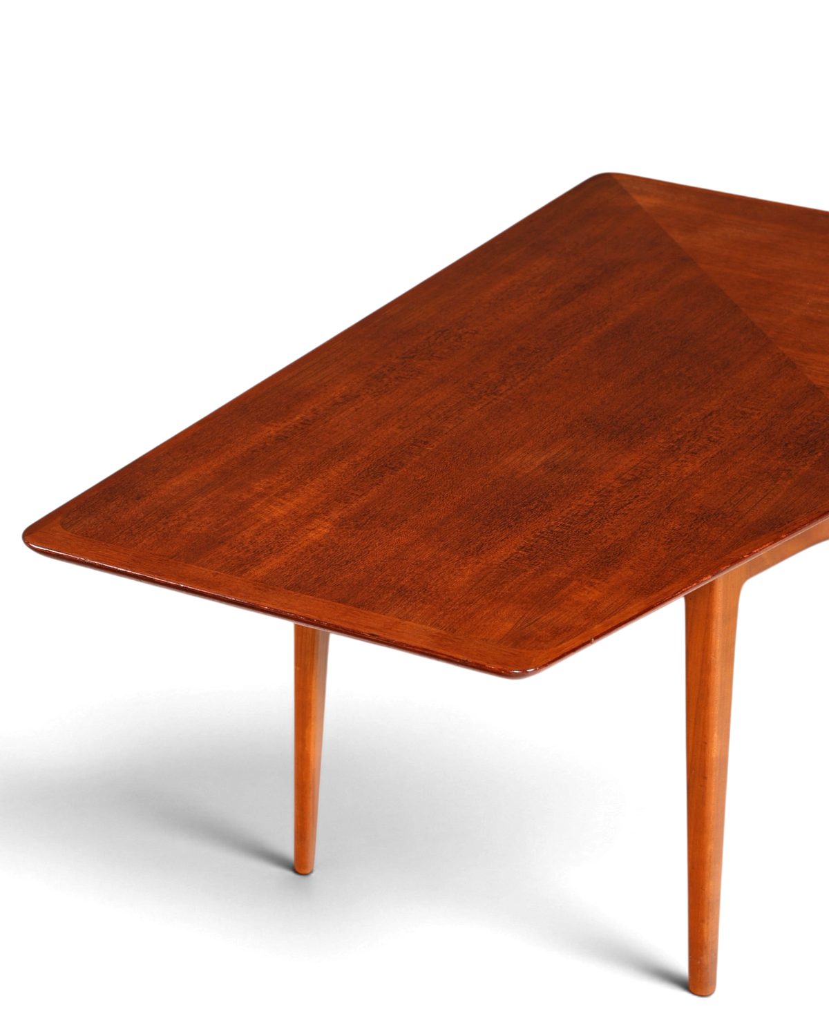 Hauptstadt Möblerei Mid-Century Couchtisch aus dunklem Holz mit elegantem Retro-Design und konischen Beinen