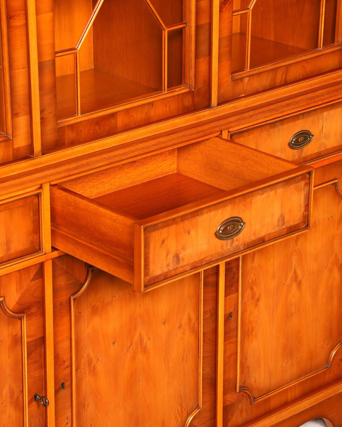 Hauptstadt Möblerei Heldense Vitrine aus Eibenholz mit offener Schublade und detaillierter Maserung im Antik-Stil
