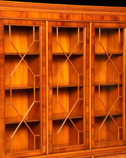 Hauptstadt Möblerei Heldense Vitrine aus Eibenholz mit drei Glastüren und dekorativen Sprossen im antiken Stil