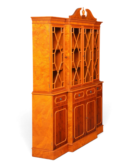 Hauptstadt Möblerei englische Vitrine aus hochwertigem Holzfurnier mit verglasten Türen und höhenverstellbaren Böden