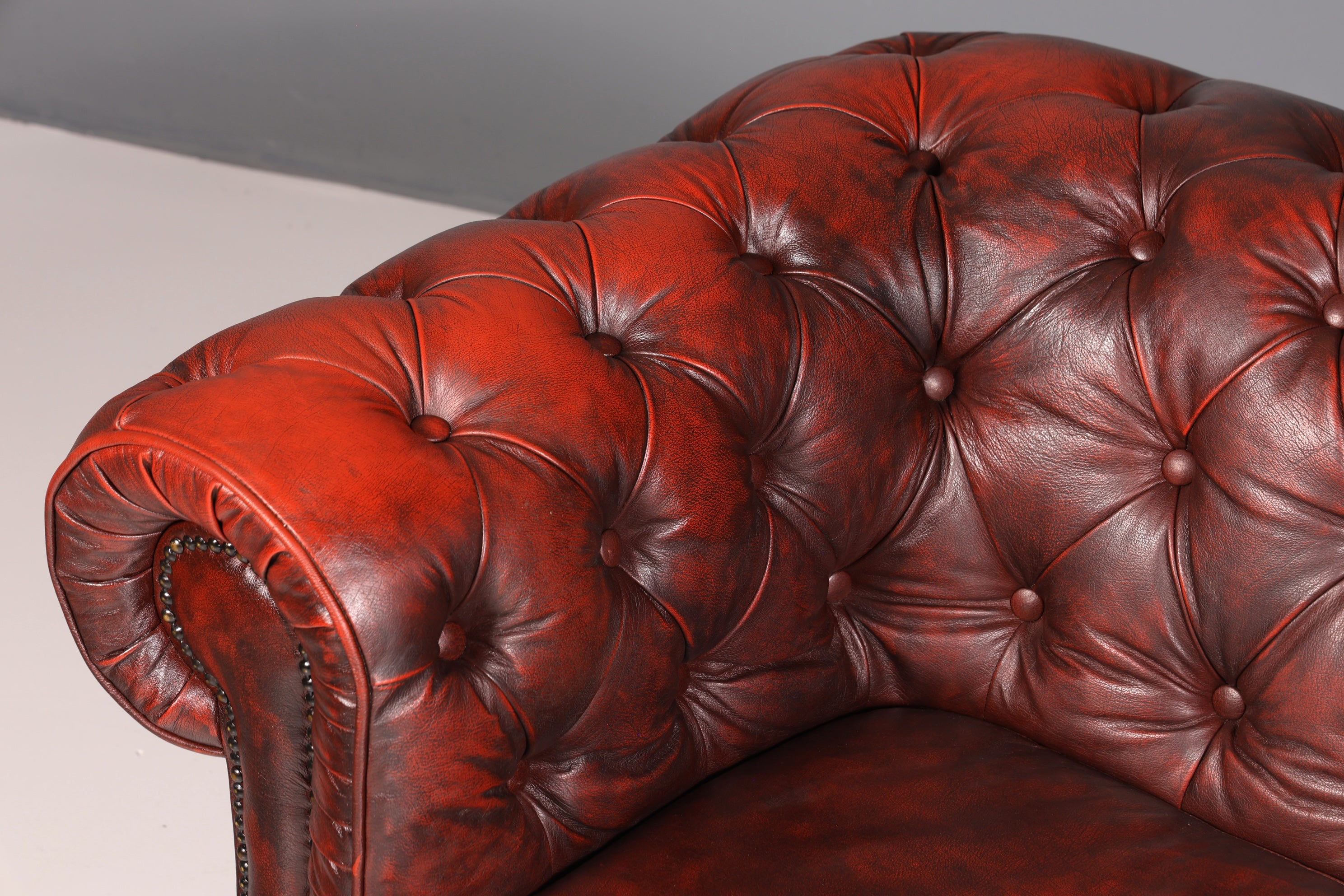 Wunderschönes Original Chesterfield 2er Sofa Englisch Oxblood Leder 2- Sitzer Couch