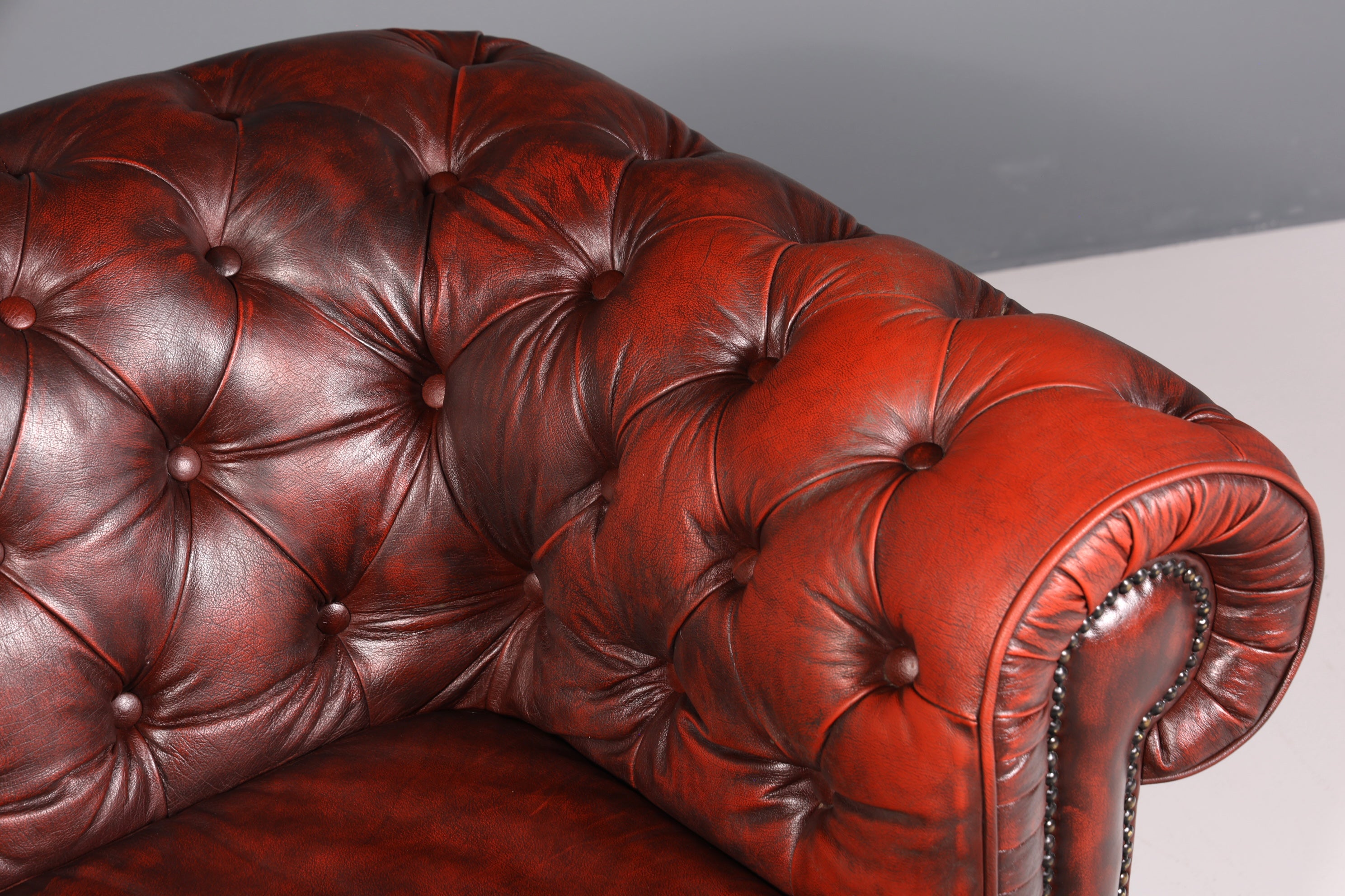 Wunderschönes Original Chesterfield 2er Sofa Englisch Oxblood Leder 2- Sitzer Couch