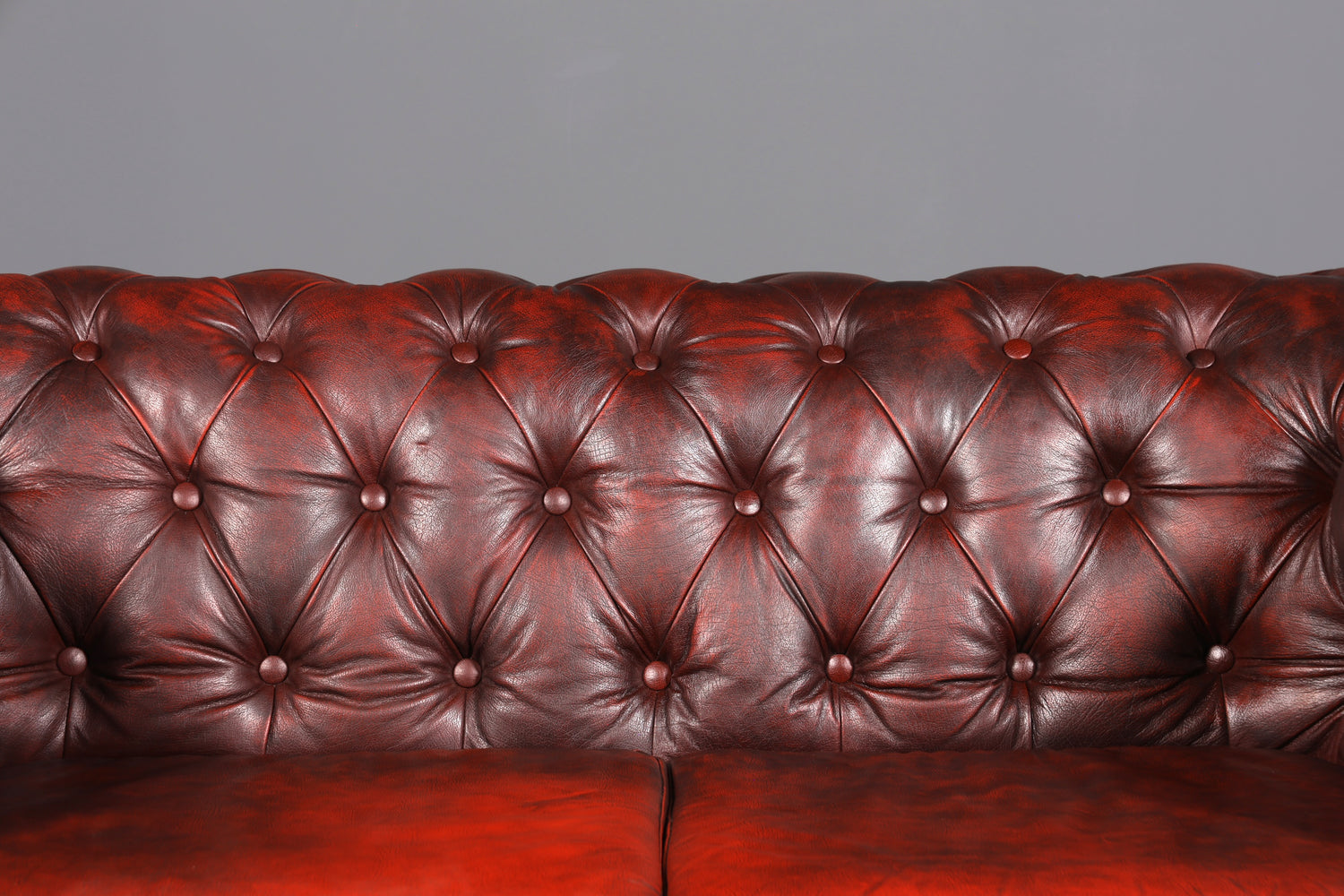 Wunderschönes Original Chesterfield 2er Sofa Englisch Oxblood Leder 2- Sitzer Couch