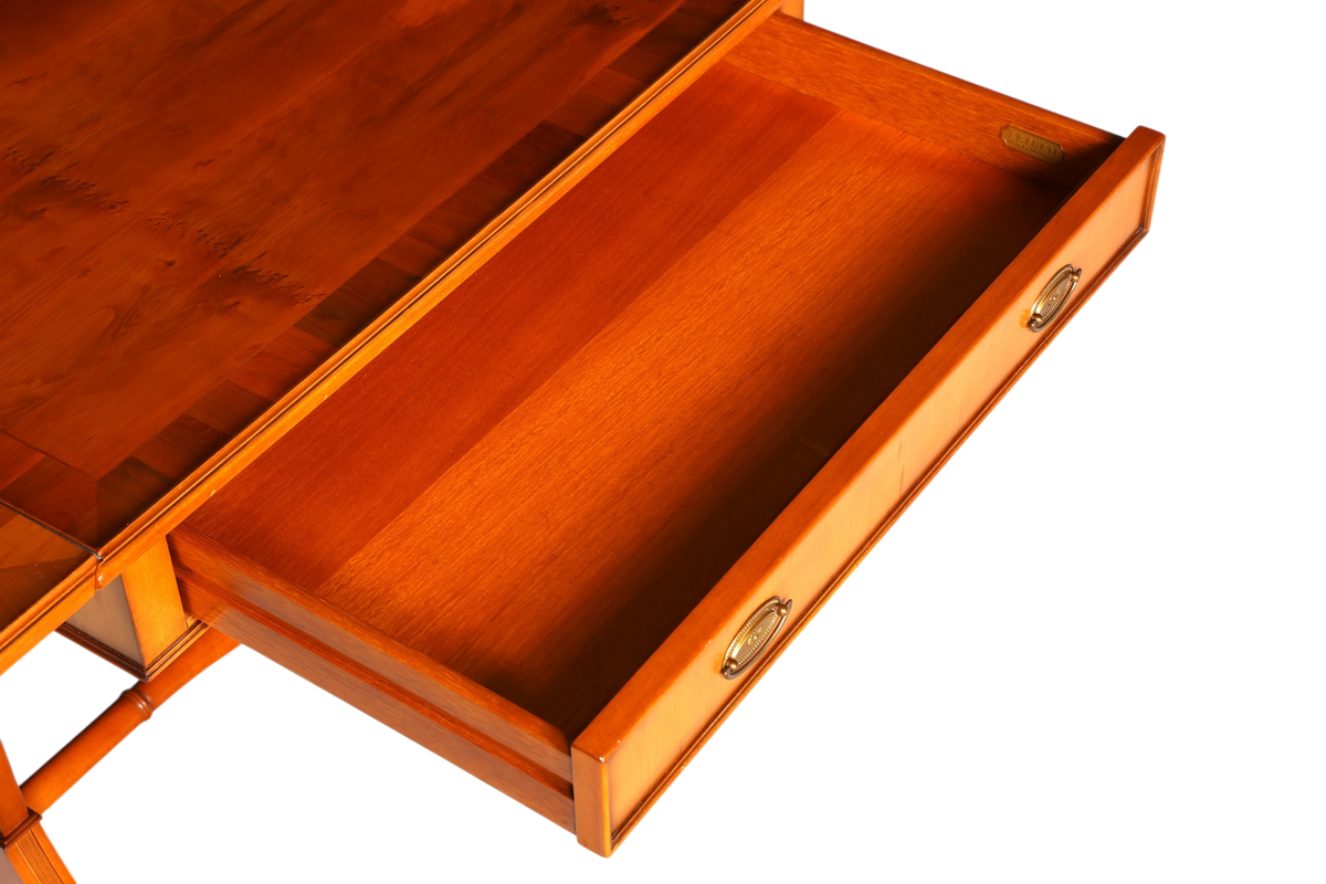 Hauptstadt Möblerei Heldense Schreibtisch aus massivem Holz mit offener Schublade und Messingbeschlägen im 60er Stil