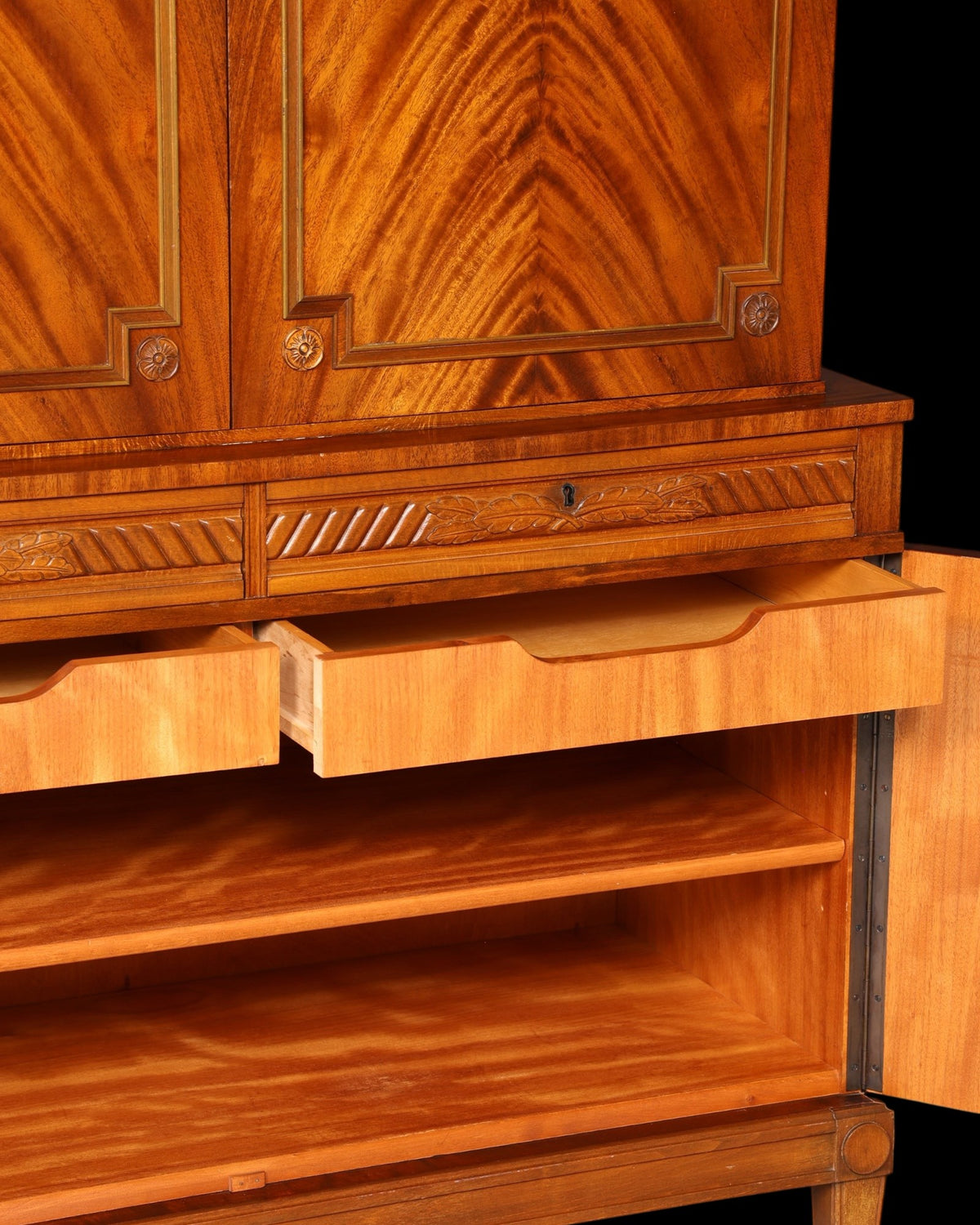 Hauptstadt Möblerei gustavian tarzı masif ahşap vintage komodin, açık çekmeceli ve detaylı ahşap dokulu yüksek dolap.
