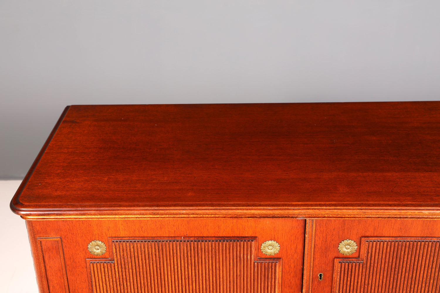 Wunderschöner Schrank im Gustavianischen Stil 60er Jahre Wäscheschrank Vertiko Mid Century Aktenschrank Kommode