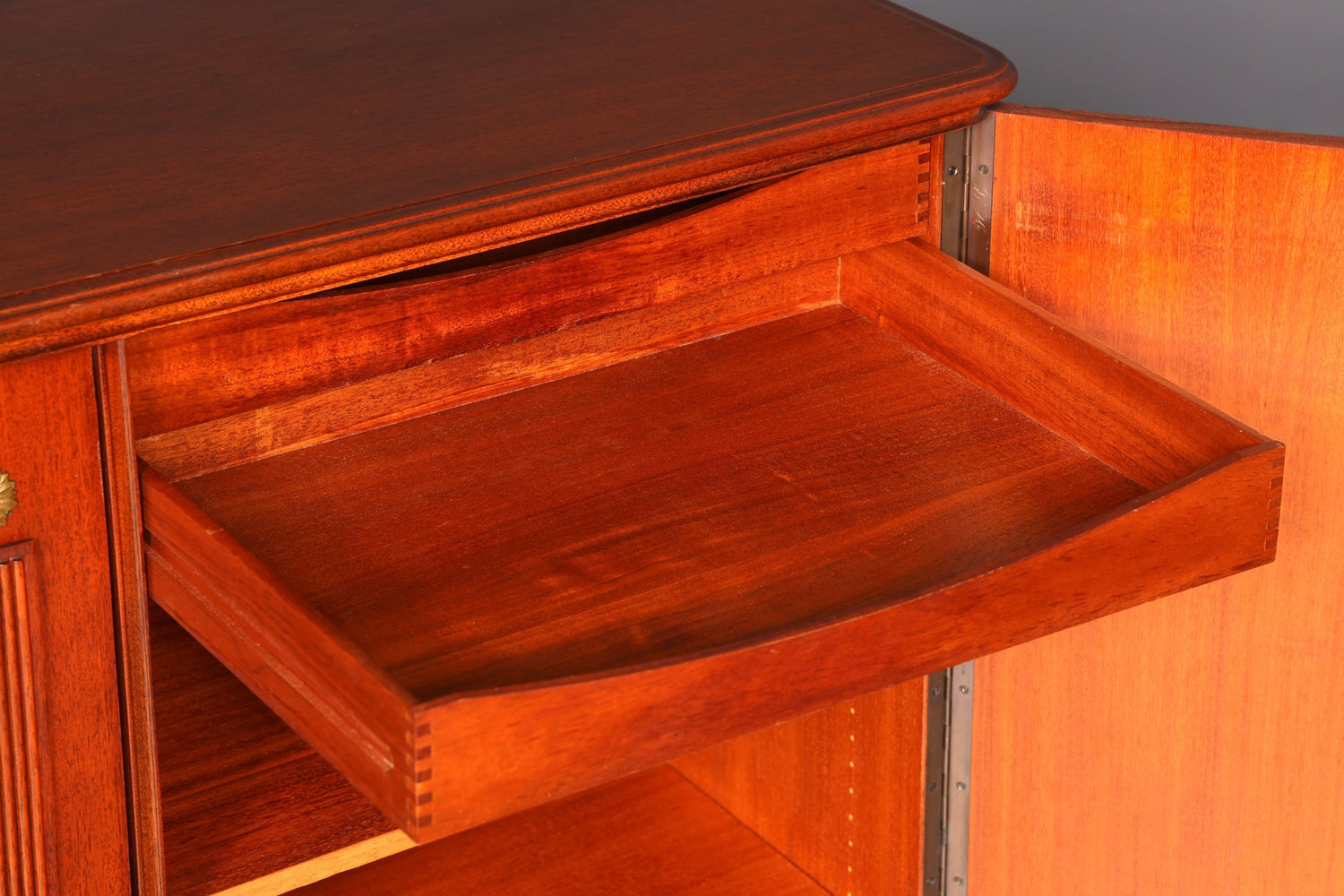 Wunderschöner Schrank im Gustavianischen Stil 60er Jahre Wäscheschrank Vertiko Mid Century Aktenschrank Kommode