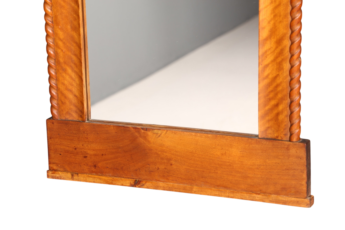 Hauptstadt Möblerei Biedermeier Wandspiegel mit antikem Holzfurnier und gedrechselten Details im Rahmen