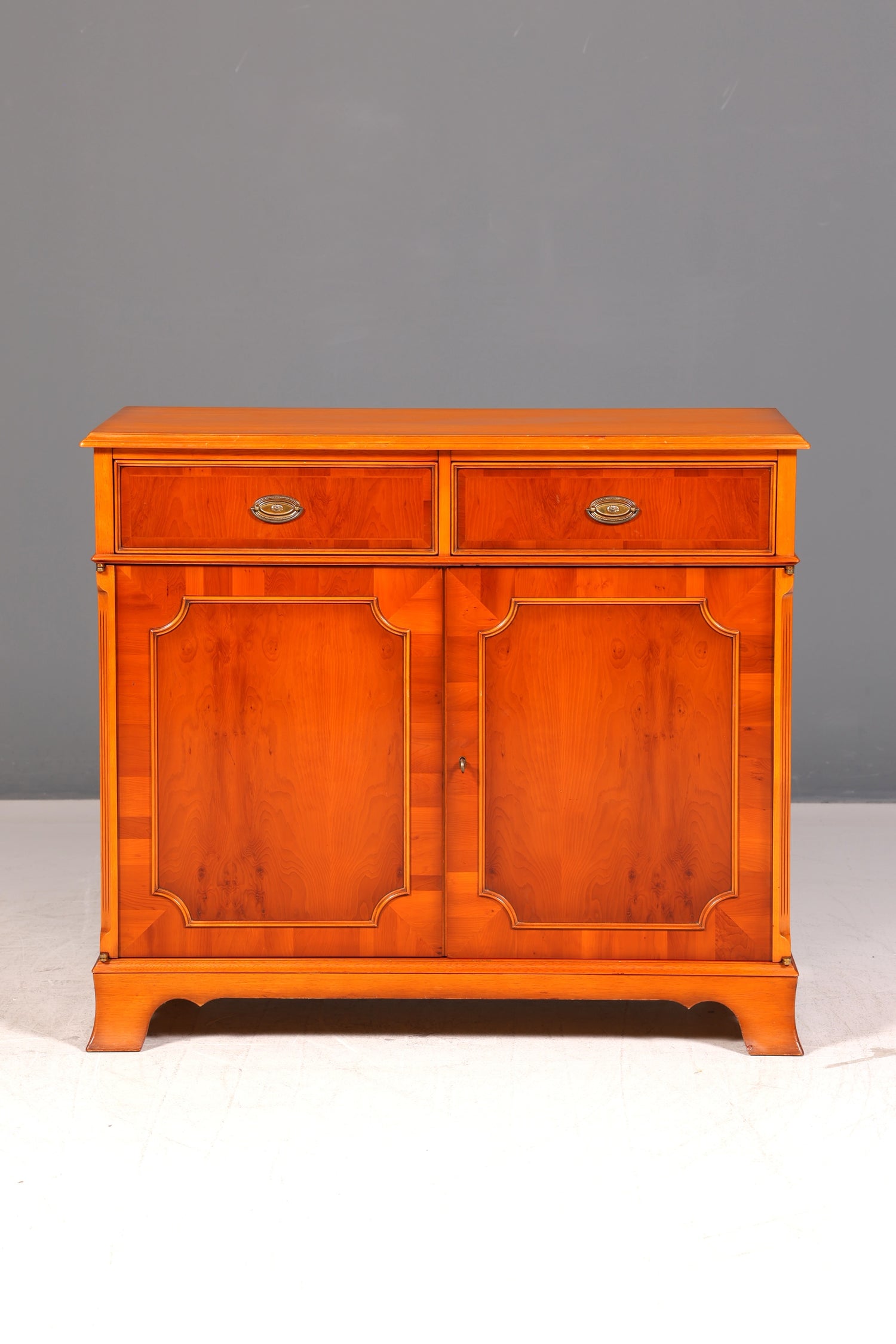 Traumhafter Original Heldense Schrank Eibe Antik Stil Kommode Sideboard Englisch England