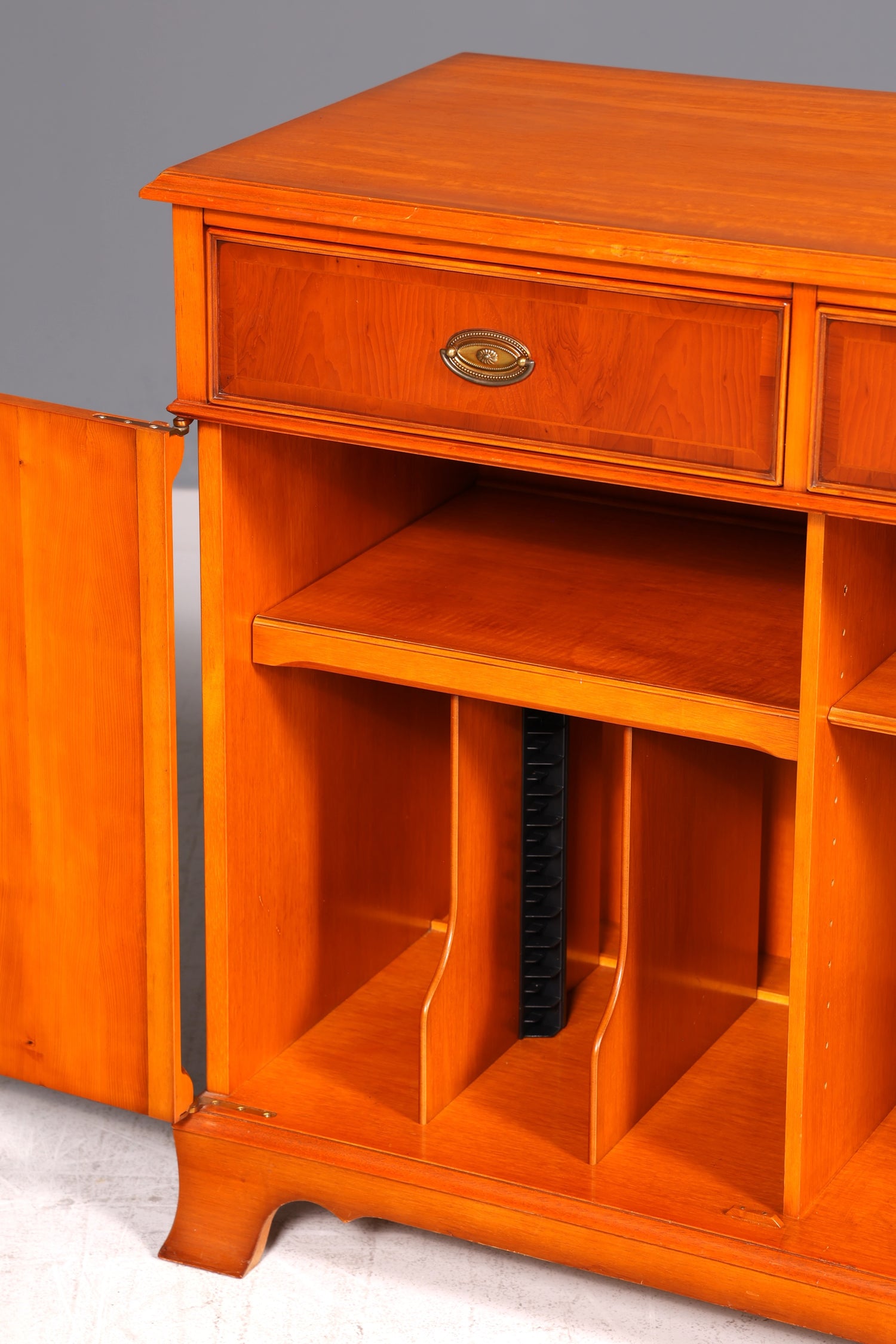 Traumhafter Original Heldense Schrank Eibe Antik Stil Kommode Sideboard Englisch England