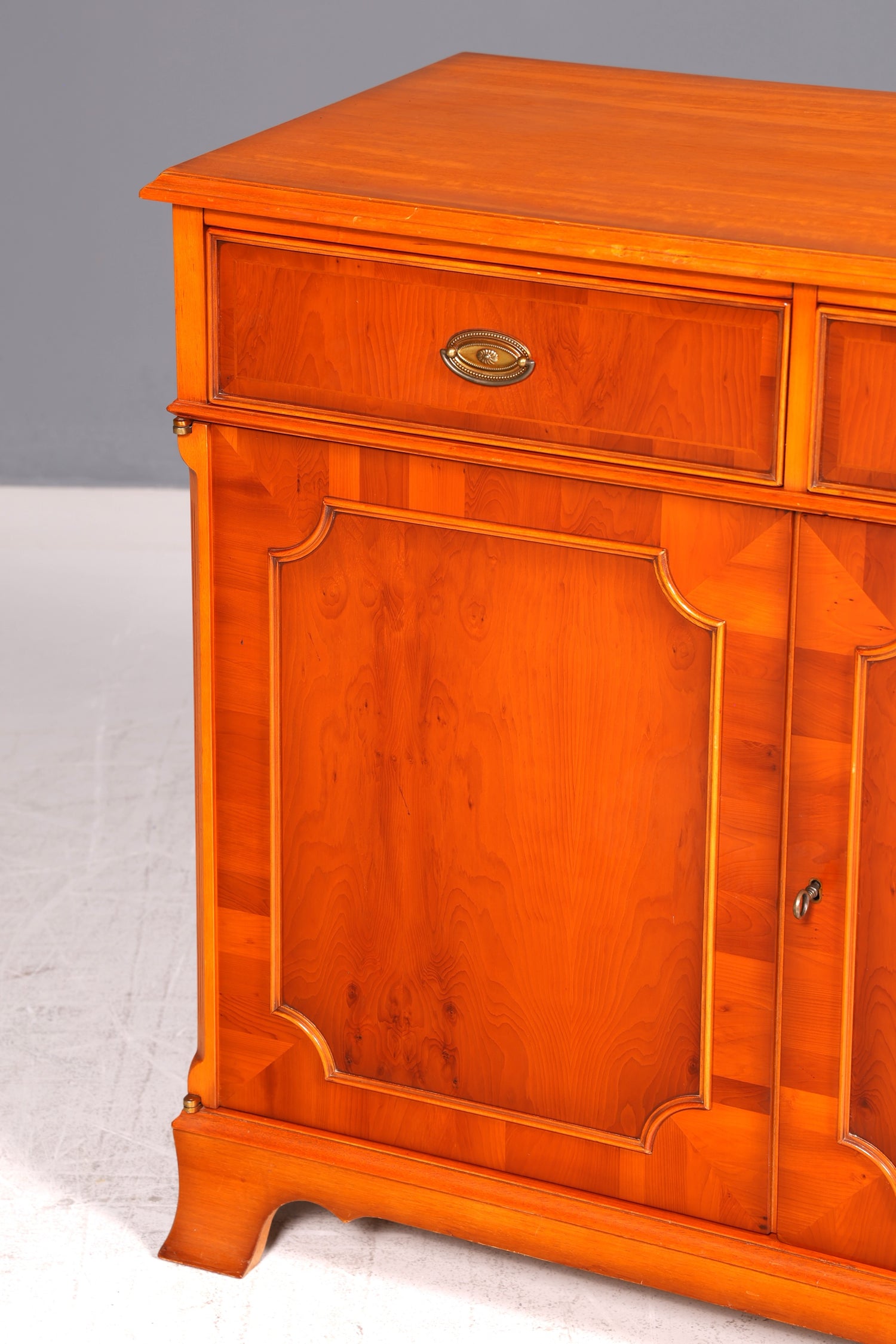 Traumhafter Original Heldense Schrank Eibe Antik Stil Kommode Sideboard Englisch England