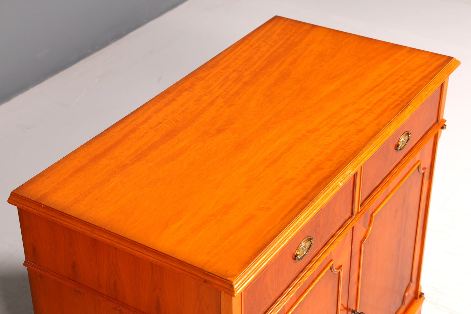 Traumhafter Original Heldense Schrank Eibe Antik Stil Kommode Sideboard Englisch England