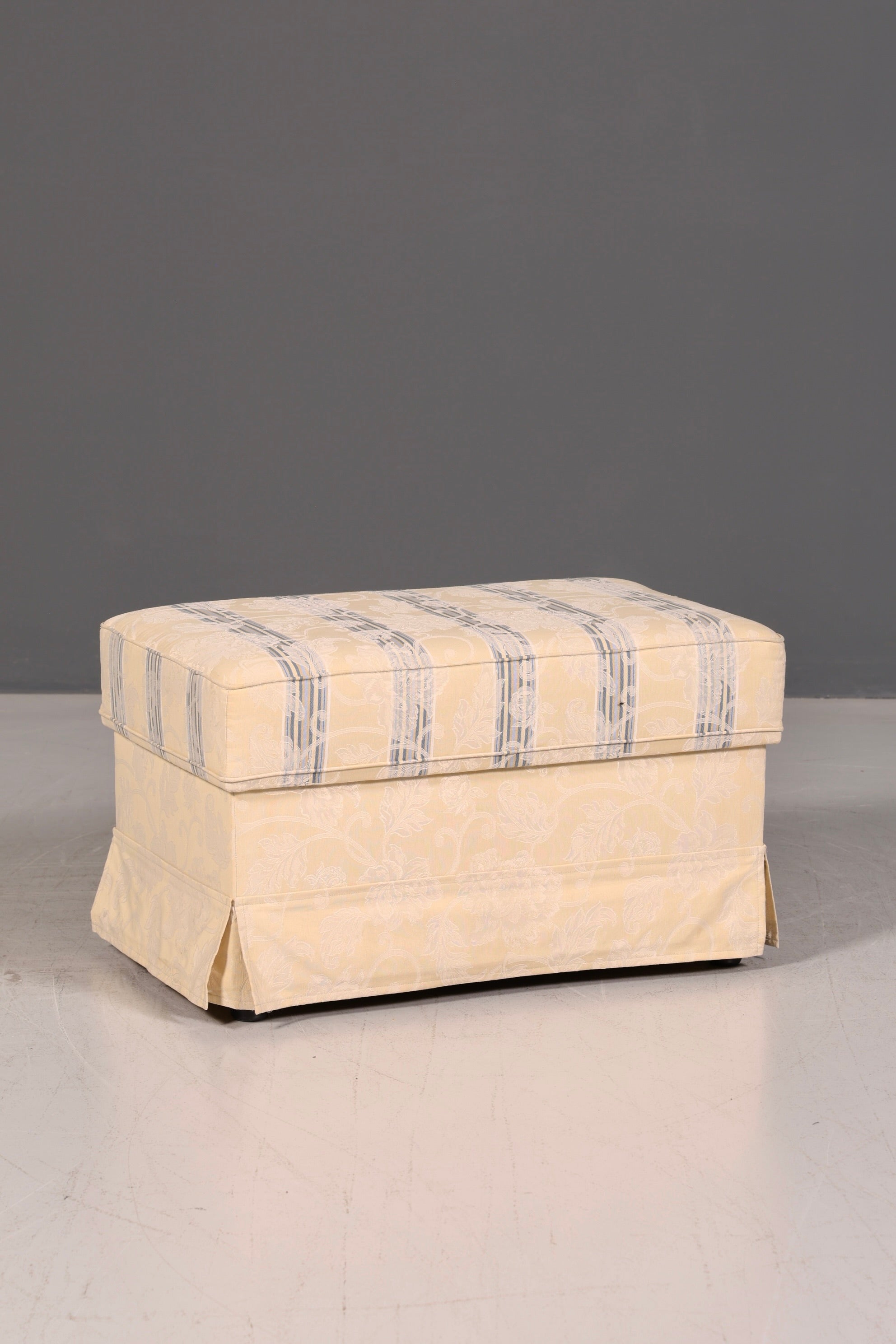 Wunderschönes Landhaus Sofa mit Hocker Englischer Stil Creme 2-Sitzer Couch Stoff Polstersofa Landhausstil Zweisitzer