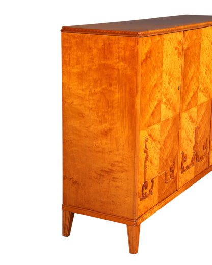 Hauptstadt Möblerei Art Deco Vertiko Schrank aus massivem Holz mit markanter Maserung und eleganten Verzierungen