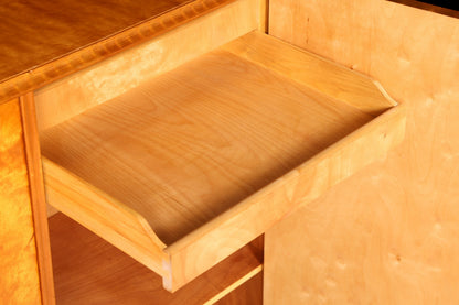 Hauptstadt Möblerei Art Deco Schrank aus massivem hellem Holz mit ausgezogenem Schubfach und sichtbarer Maserung