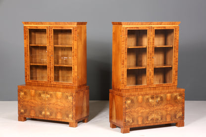 Wunderschöne Art Deco Vitrine Nussbaum Vitrine massiv Holz Antik Schrank Geschirrschrank 1 von 2