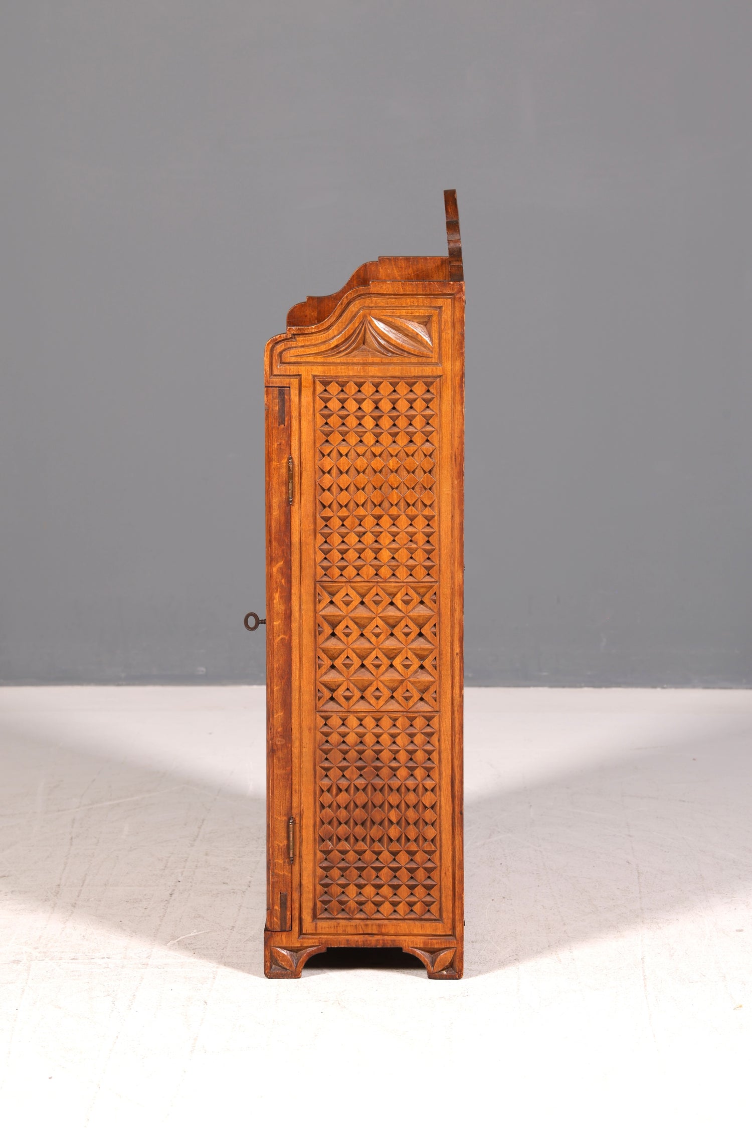 Traumhafter Antiker Schrank um 1900 Schnitzereien Massiv Holz Schränkchen Bauernschrank Vertiko Beistellschrank