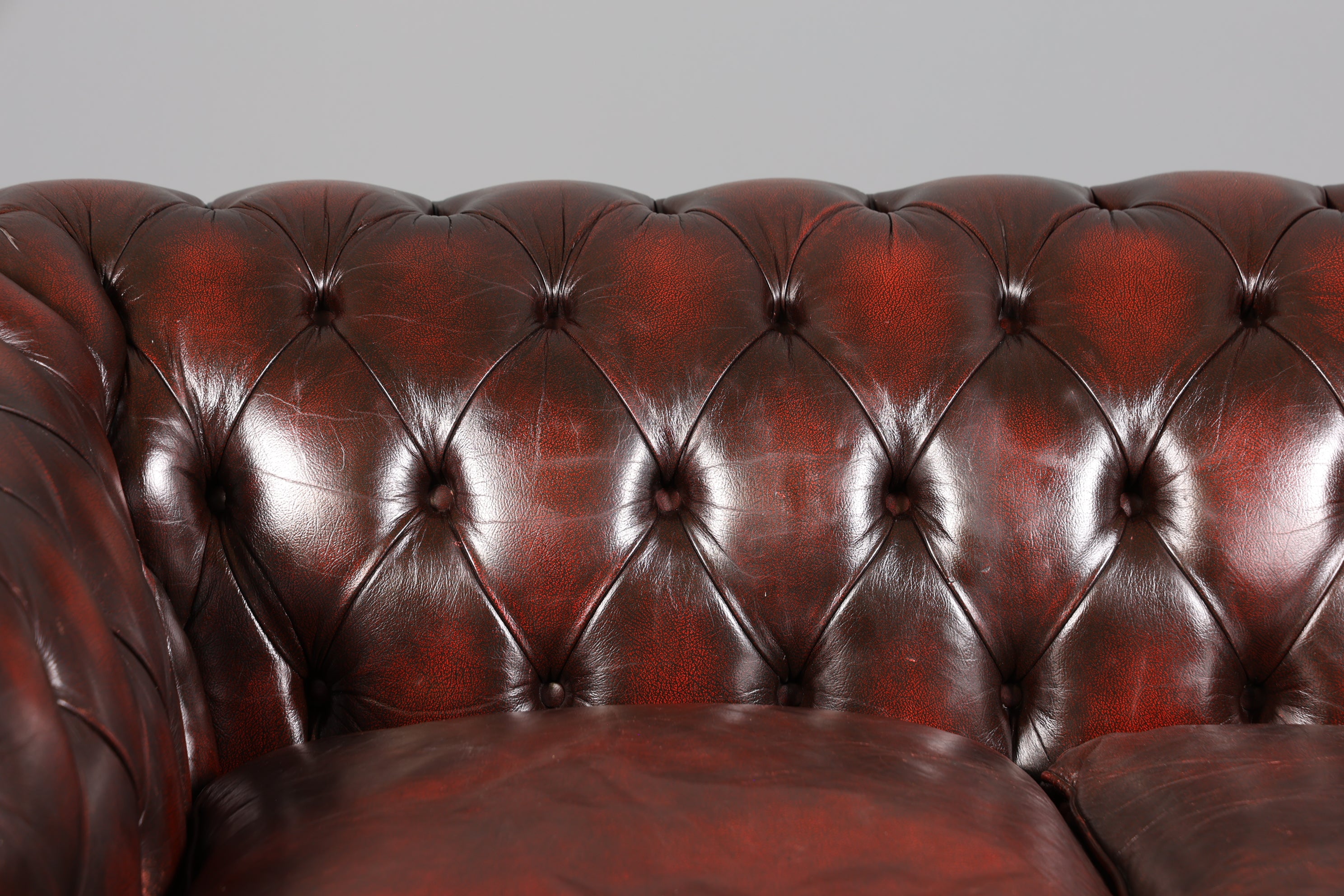 Stilvolles Original Chesterfield Sofa 2-Sitzer Couch England Oxblood Polstersofa