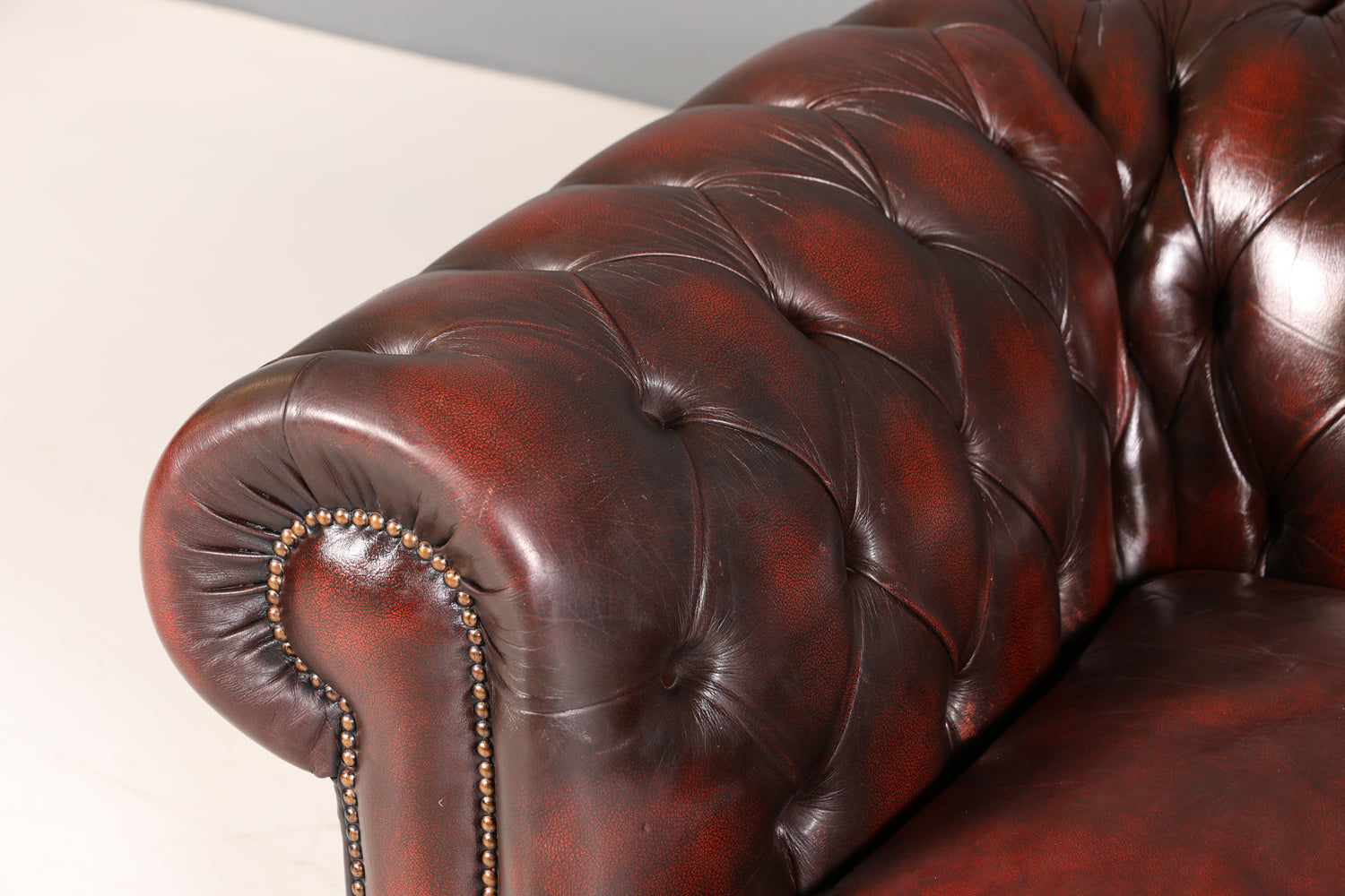 Stilvolles Original Chesterfield Sofa 2-Sitzer Couch England Oxblood Polstersofa